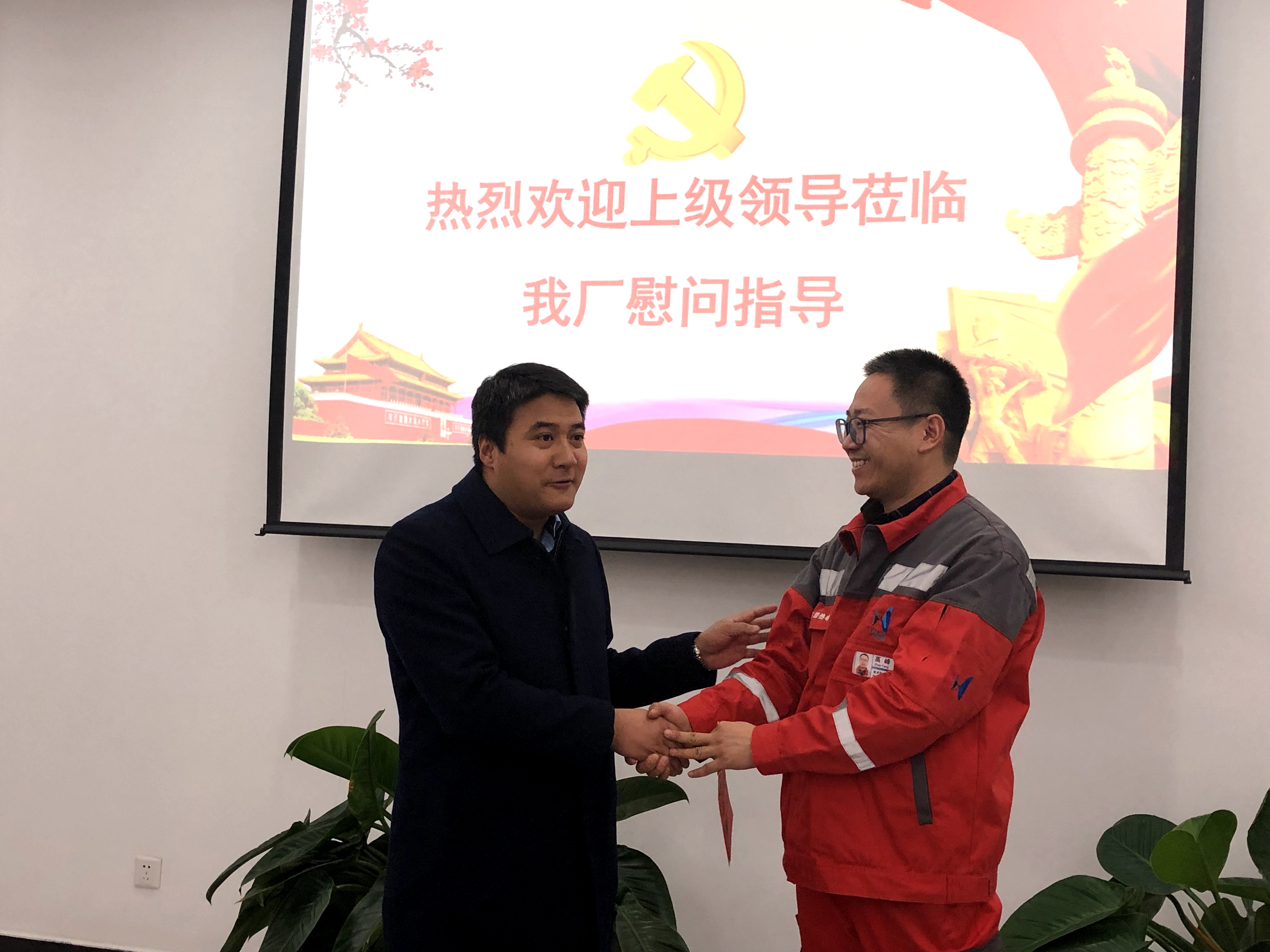 Xingqing District Standing Committee and Organizational Minister, Luo Yueqiang, visited the East Plant to consolation the production workers.